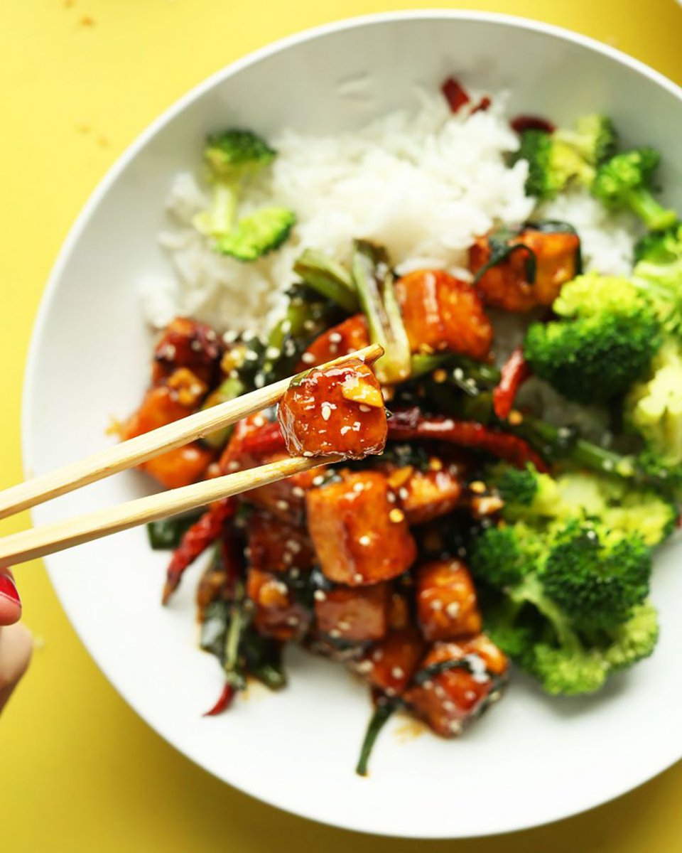 minimalistbaker's tweet photo. Dinner vibes: 30-Minute General Tso's Tofu! Extremely flavorful, perfectly spiced, and contains 20 grams protein per serving! https://t.co/GPqQ7GI5KX #plantbased #glutenfree #dinner https://t.co/BxUltgY7vE