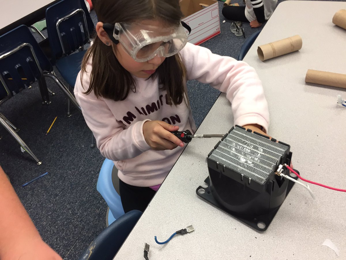 ChienforSTEM's tweet image. In the Breakery Makery Design Challenge, @CasitaMagnet 3rd grade students reverse engineer small appliances and electronics and upcycle to Rube Goldberg machines. #STEM #MakerEd