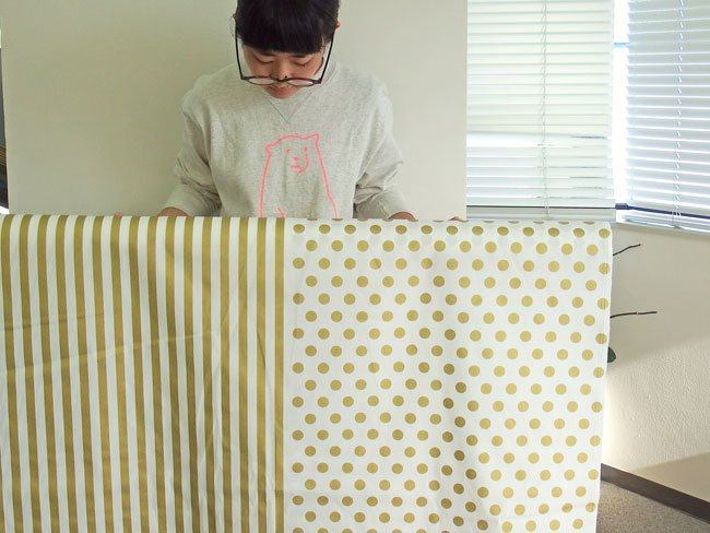 生地の専門店 布もよう 人気柄のゴールドとシルバーが再入荷いたしました W こちらの生地は 無縫製でドット ストライプの模様を施してあります 使い方はいろいろです 彡 布もよう ハンドメイド ドット ストライプ 商品コード 7622