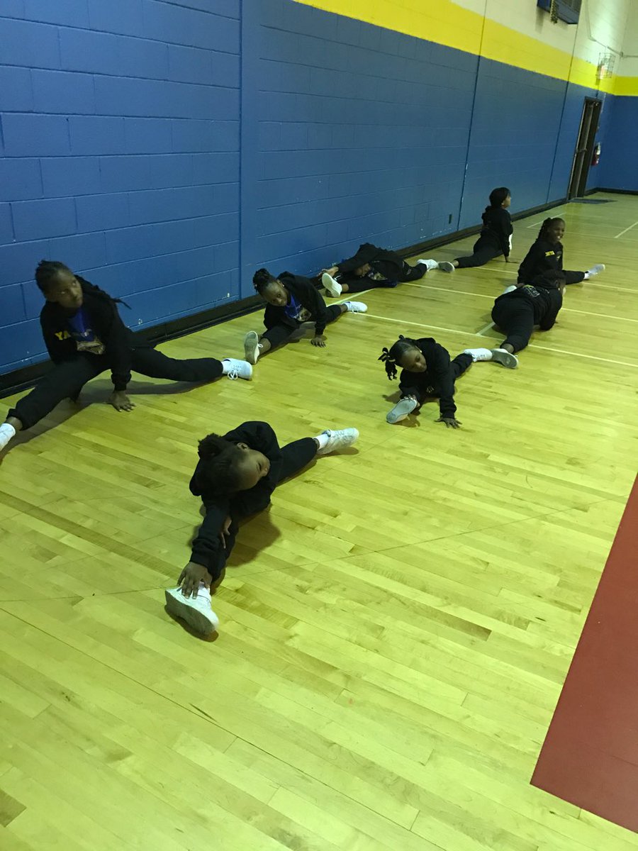 GetwellElem's tweet photo. @GetwellElem Cheerleaders prep for the big game #SCS #Shelbycountyschools https://t.co/I1dkM04hFj