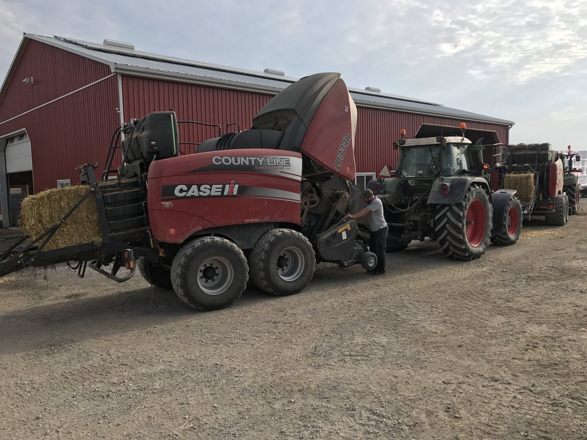 DJWassenaar's tweet photo. Hey. We r selling one of our case LB334R balers. Fully loaded, roto, auto acid. 28 k bales. $90,000 sold field ready and with pro 700. 🙏RT 😍 https://t.co/1d0qRXft2Y