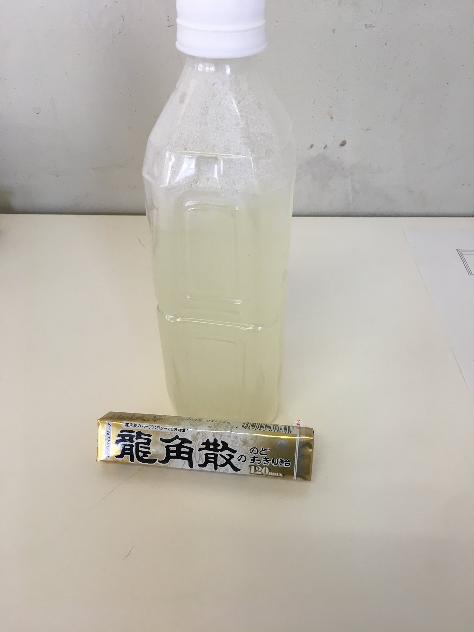 Len 昨日の雪が降る中 車内で寝てたせいか喉が痛い そこで以前どこかで紹介されてた 龍角散ドリンク なるモノを作ってみた 作り方は簡単 ペットボトルの水に 龍角散飴 をぶち込んで溶かすだけ 味はお察しですが 効果は絶大 喉が痛くて堪ら