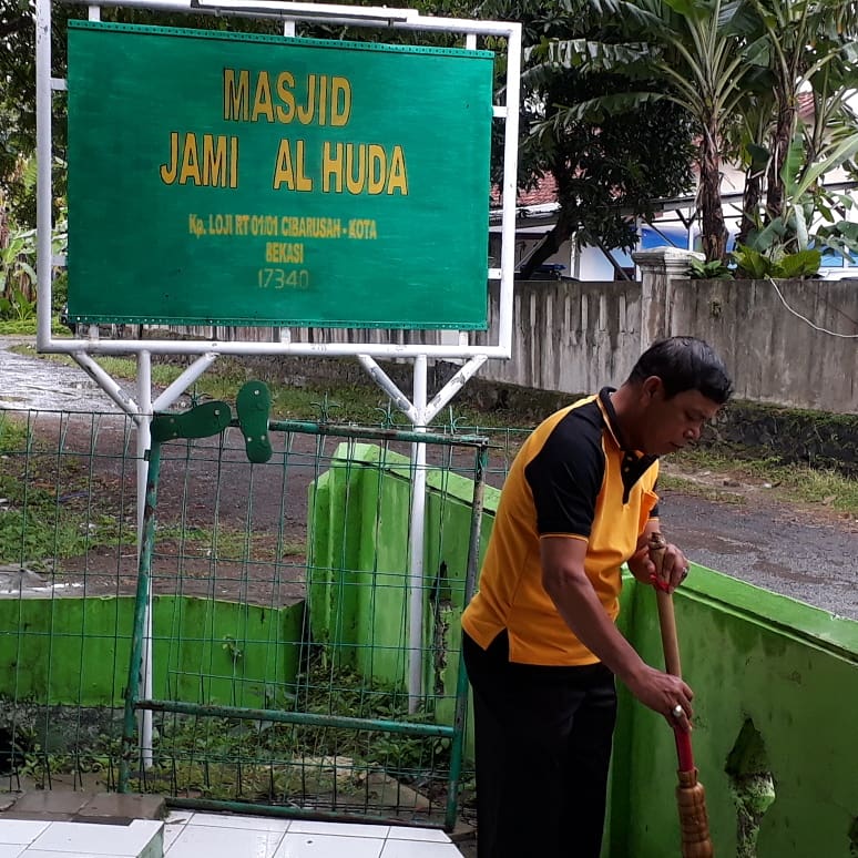 CibarusahPolsek's tweet photo. Iptu Kadarusma, S.H.  Wakapolsek Cibarusah Polres Metro Bekasi pimpim pelaksanaan Kerja Bhakti kebersihan Masjid dan lingkungan Masjid di Masjid Jamie Al Huda Rt. 001/001 Desa Cibarusah Kota. Jumat 26 Januari 2017. https://t.co/t8pr5TRqYA