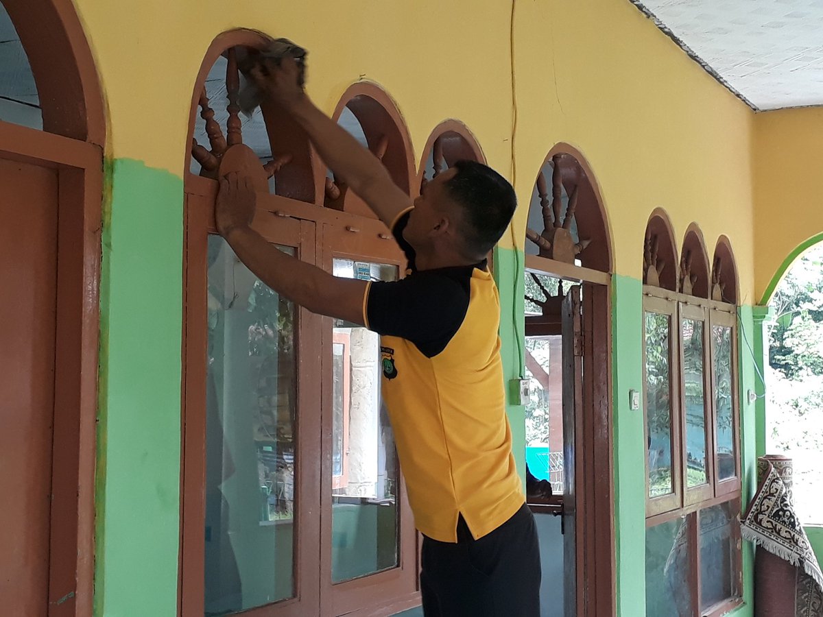CibarusahPolsek's tweet photo. Iptu Kadarusma, S.H.  Wakapolsek Cibarusah Polres Metro Bekasi pimpim pelaksanaan Kerja Bhakti kebersihan Masjid dan lingkungan Masjid di Masjid Jamie Al Huda Rt. 001/001 Desa Cibarusah Kota. Jumat 26 Januari 2017. https://t.co/t8pr5TRqYA