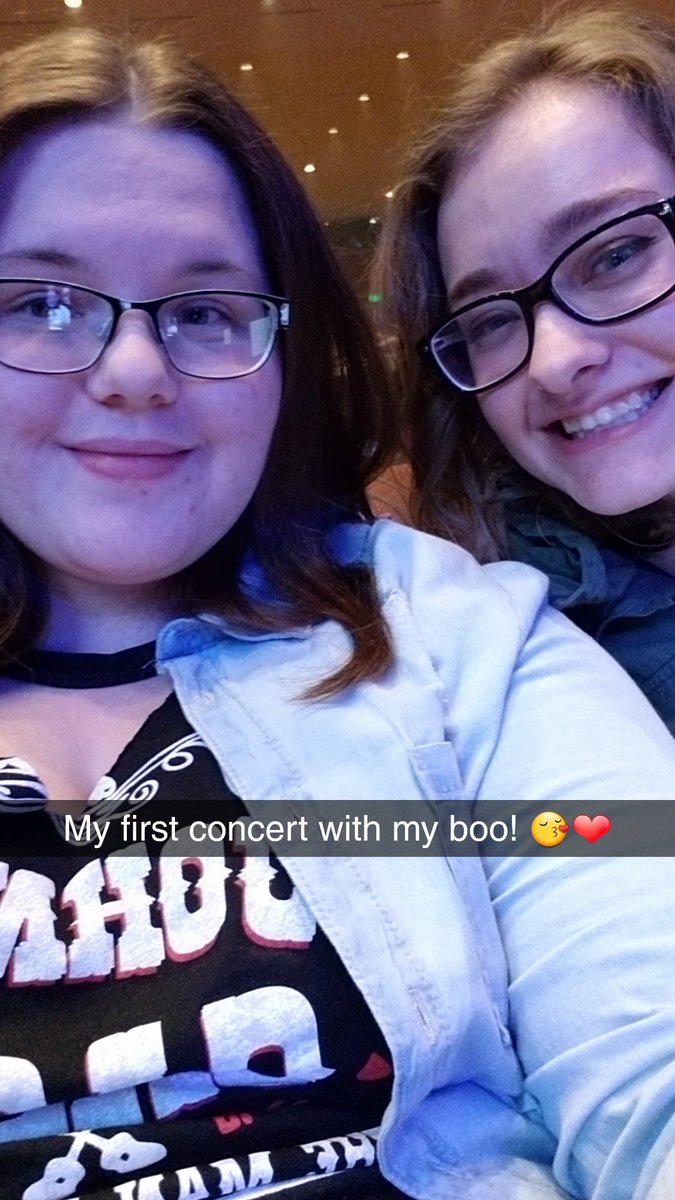 samicaswell's tweet photo. #scottyatmystic #firstconcert https://t.co/xF0TVIyk6W
