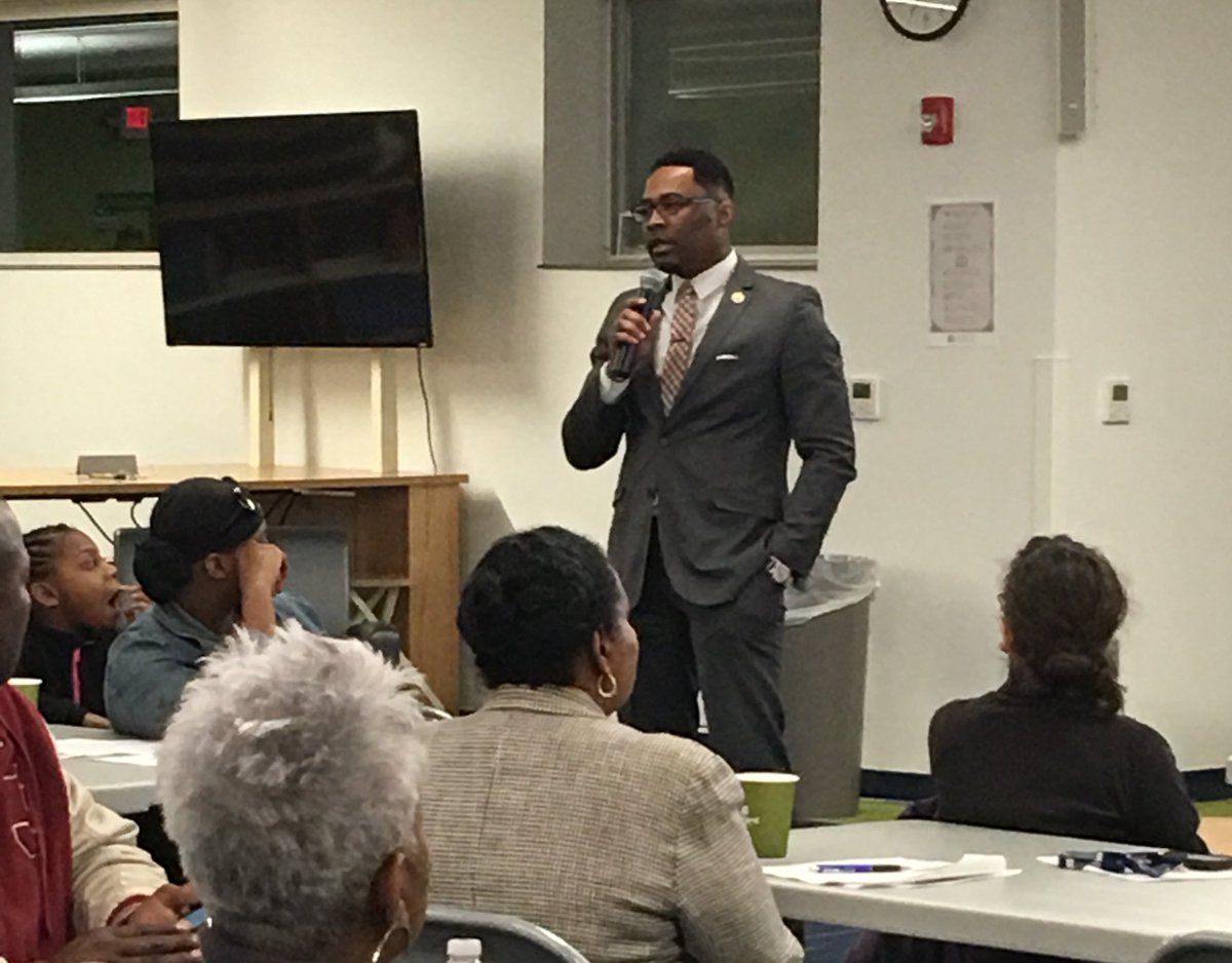 AskErikaSTLCC's tweet photo. Provost Larry Johnson @Nupey27 talks with students and parents at University City High School ‘s Early College Information Night. #earlycollege #dualenrollment #earlycollegeexperience https://t.co/MKNVCN3V9h