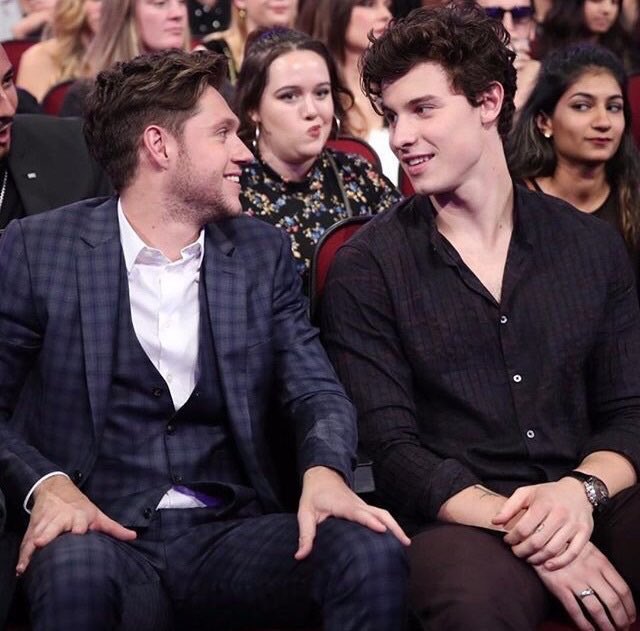 nhbrtour's tweet image. 📰|| "Nós somos bons amigos e saímos juntos toda hora. Sempre dizemos: 'Nós deveríamos escrever uma música juntos'. Aí, nós planejamos compor, mas acabamos apenas passando o tempo juntos!"- Shawn Mendes sobre uma possível parceria com o Niall