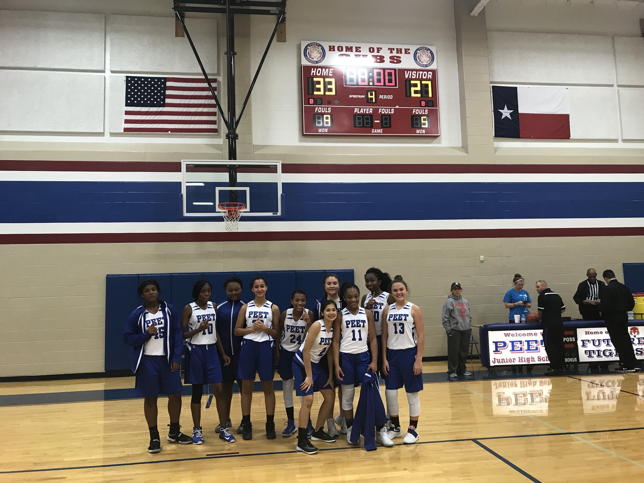 peeing junior girl  / X