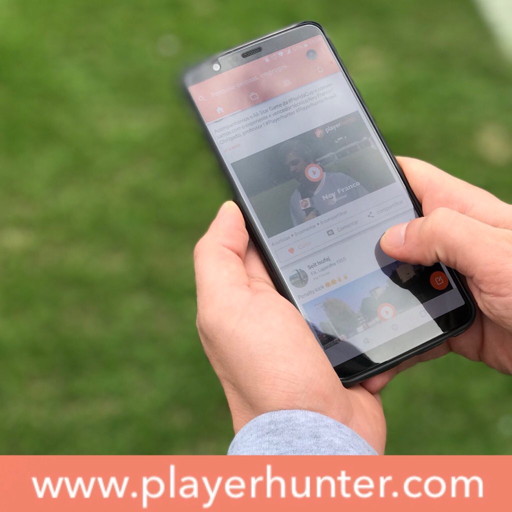 PlayerhunterBR's tweet photo. Dando aquela conferida no app do #Playerhunter ! #Futebol #Soccer #Football #futebolfeminino #futeboldebase ##PlayerhunterBrasil #SportsInnovation ⚽️ https://t.co/Ep34O6M6eH