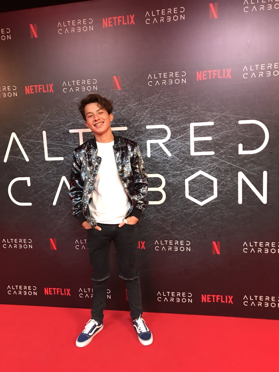 SomosWave's tweet photo. Esta noche @heyvelaa fue a disfrutar del 1er. capítulo de la nueva serie #AlteredCarbon. #TalentoWave https://t.co/rMjlILSykl