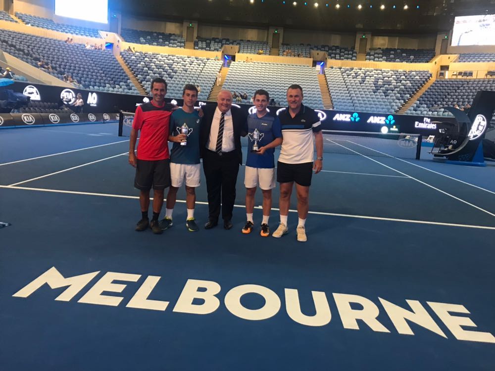 Quelle journée pour le tennis français! En double juniors garçons, Clément Tabur et Hugo Gaston se sont offert le titre! 💪👏 #AusOpen #juniors