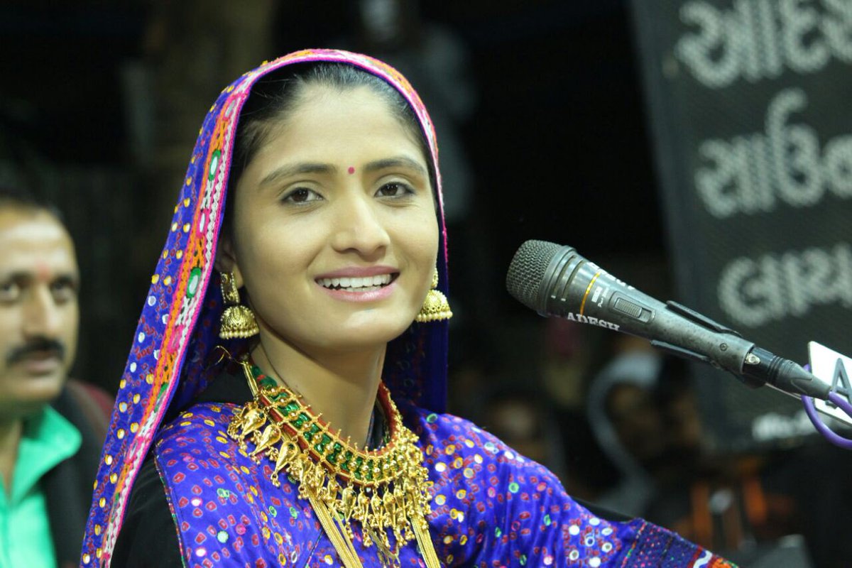 BenRabari's tweet photo. 🌴 *Tonight. Live. Program*🌴
     *તારીખ :- 25/01/2018.*
 🏡 *ગામ :-  અબ્રામા તા. જલાલપોર નવસારી* 🏡
 🎤 *કલાકાર :- ગીતા બેન રબારી. (કચ્છી કોયલ) 
 🔊🔊*આદેશ સાઉન્ડ. લાયજા કચ્છ.🔊🔊
🎸🎺🎷🎹 *રિધમ :- *કલ્પેશ મારવાડા &amp; ગ્રુપ.* 🎸🎺🎷 🎹

#જય_લીંબોજ.           #જય_દ્વારકાધીશ. https://t.co/8Qpg5y3023