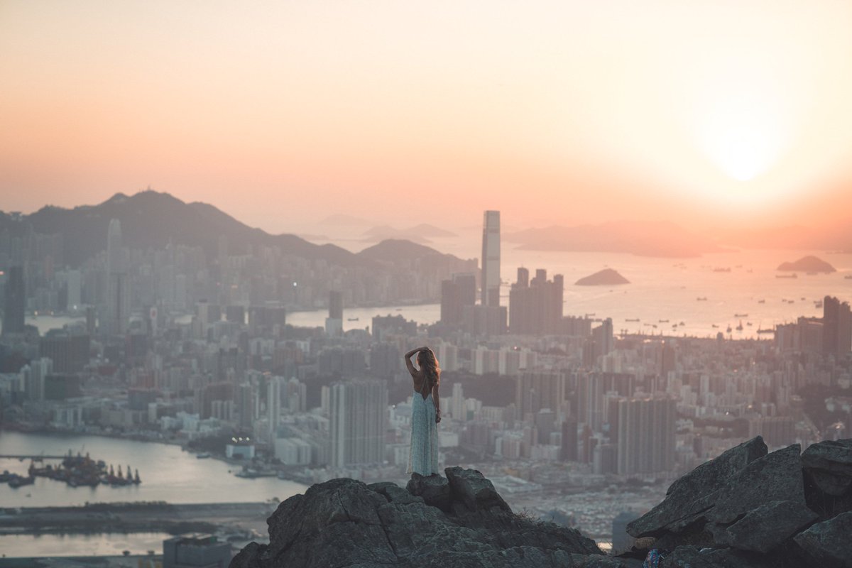 discoverhk's tweet photo. Nothing’s better than ending the day with your favourite person! 😘♥️❤️ Tag someone who you’d watch all the sunsets with at Kowloon Peak! 💑 #DiscoverHongKong Photo by @zachallia https://t.co/dzQA6yi8fX