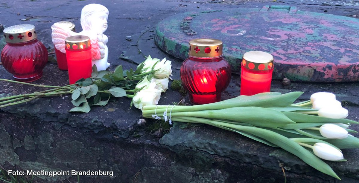 Mit Blumen, einem kleinen Engel und Grablichtern gedenken die Brandenburger an die in Hohenstücken verunfallte Zehnjährige, die im Krankenhaus ihren Verletzungen erlag | #SKB #Brandenburg bit.ly/2nbc4jI