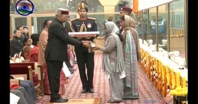 kolkata24x7eng's tweet image. Prez Presents Ashok Chakra To Family Of Martyred Garud Commando During J-K Encounter
english.kolkata24x7.com/prez-presents-… #AshokChakra #GarudCommando #MainSlider