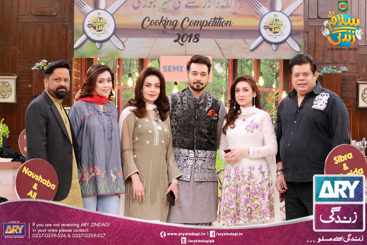 aryzindagipk's tweet photo. It's hard to beat someone who Never Gives Up... 😉
Best of luck to all participants for their final on Monday. 🍲🥘
#ChefWarda #ChefGulzar #ChefFarah #SadiaImam
@faysalquraishi #KashifAli #SalamZindagi #ARYZindagi #ZaiqaydarRishtay #CookingComeptition2018 #SemiFinal https://t.co/nL3QoUTGyf