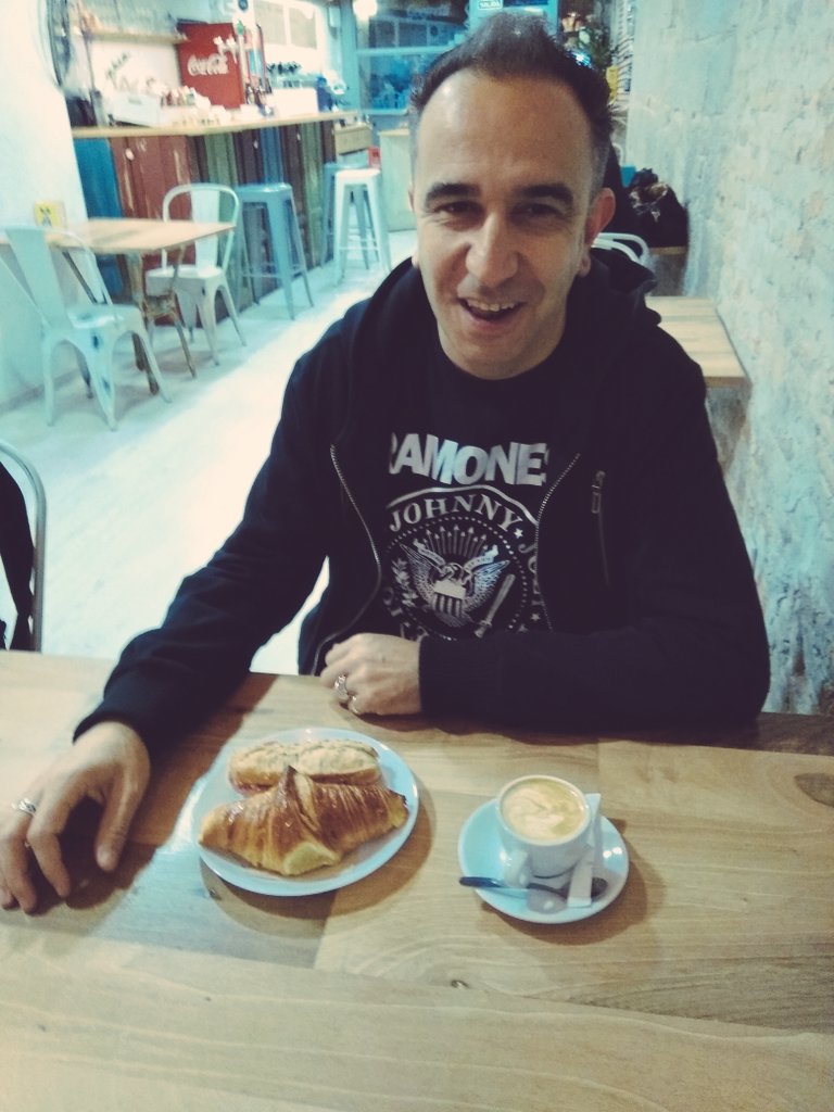 pjuvilla's tweet photo. Preparant el ple, bocata, croissant i cafè amb llet #grafort https://t.co/7sogc6bRLZ