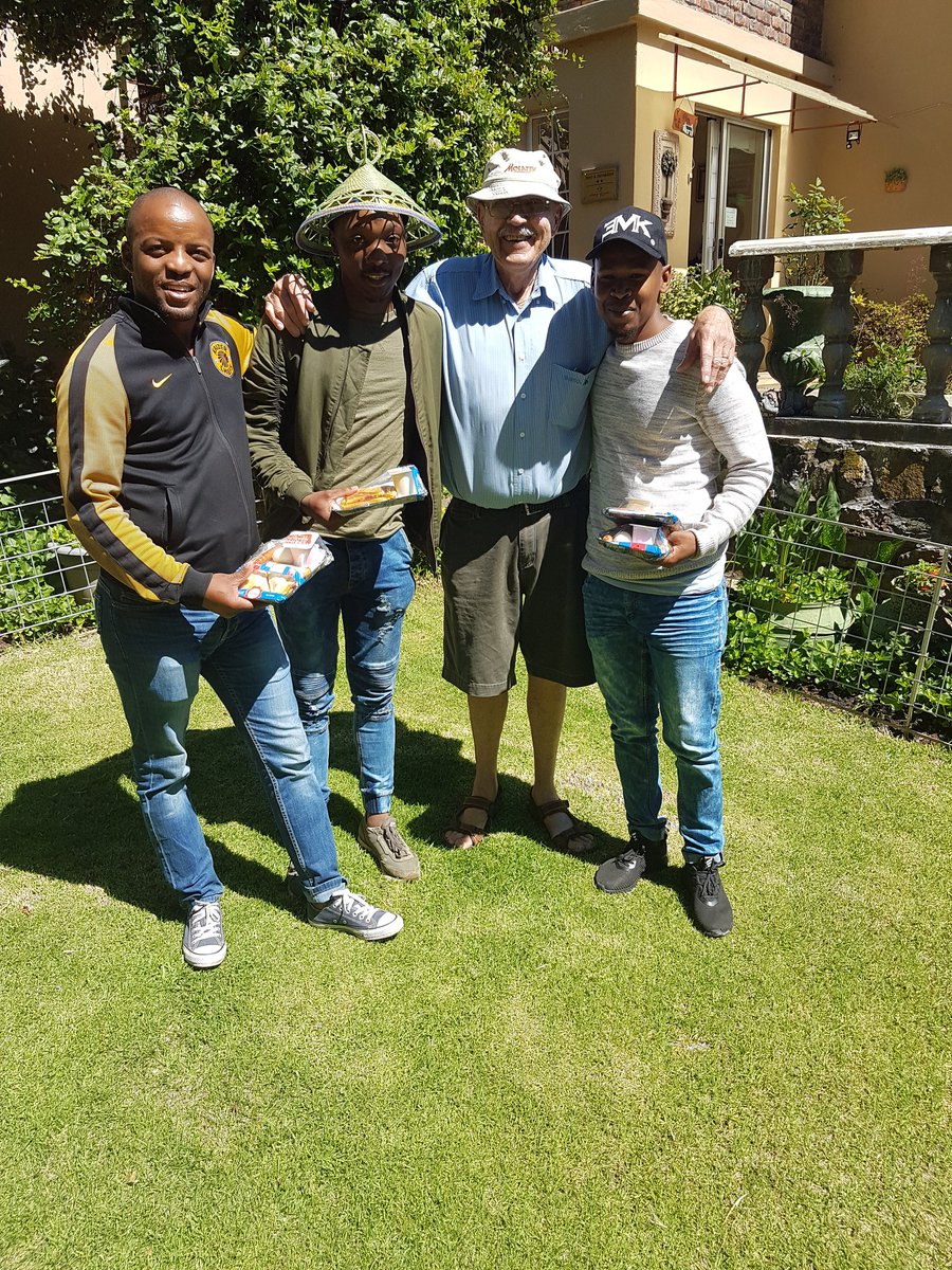 VosterMuchenje's tweet photo. The "young stars" also had a chance to say 'bye' to Uncle Paul who has been taking care of us at the Guest Farm. #meatnaturally @UFH_AnimalSci @ufh1916 @Tyeni_Wonga @RapiyaMonde1 https://t.co/Ggfnp0Cw0h