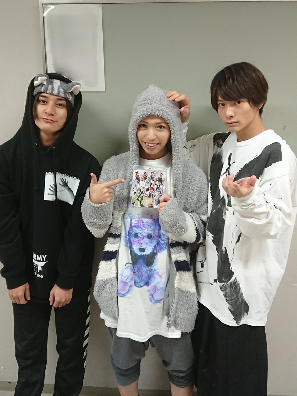 山中健太 山中翔太 舞台 夢王国と眠れる100人の王子様 Prince Theater Blu Ray Amp Dvdが本日発売です 写真は廉くんと翔太さんと自分の夢100メンバー 特典内容盛り沢山 そして本日17 30から 2 5次元男子放送部 の放送 是非無料アプリで