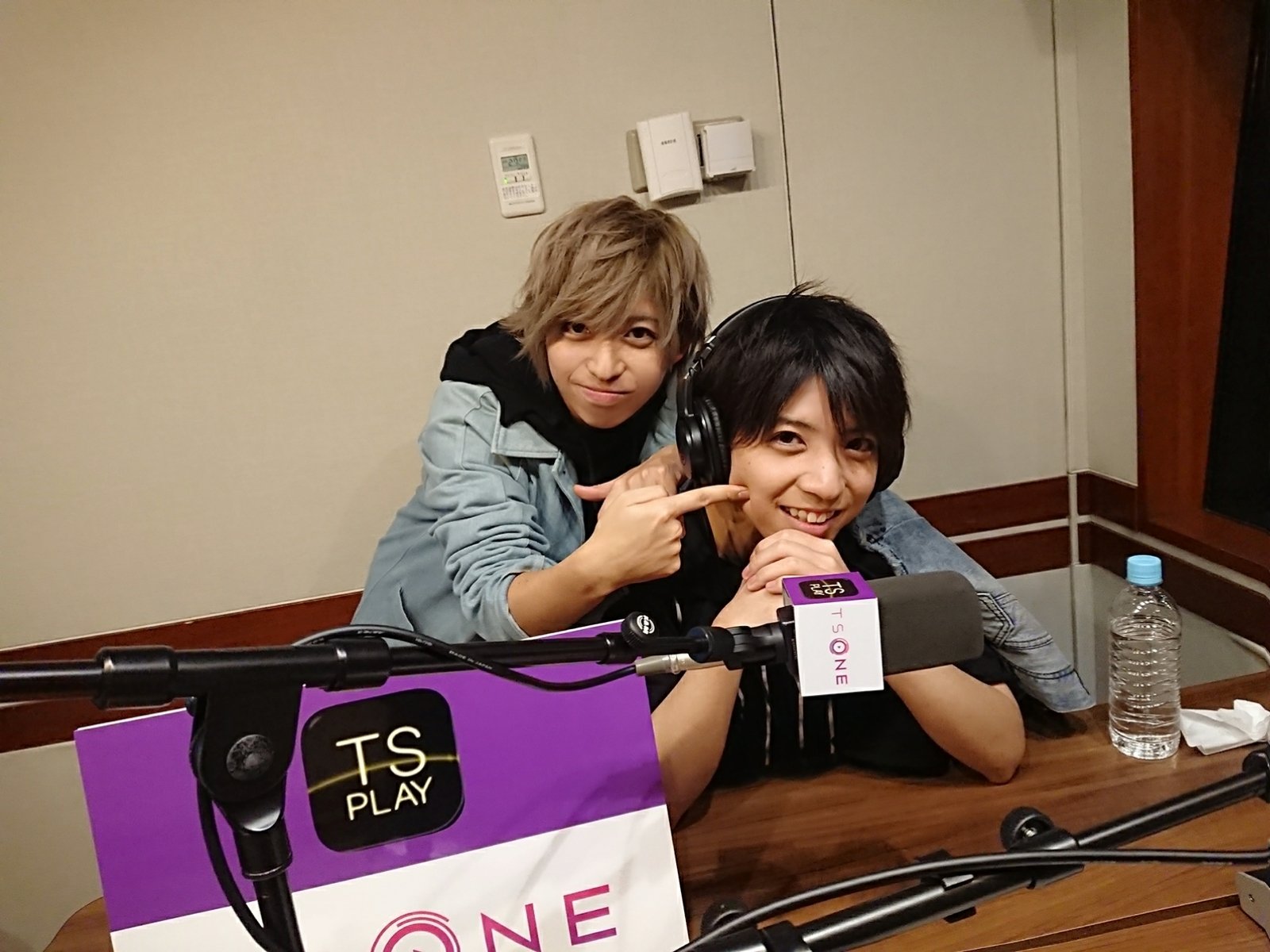 山中健太 山中翔太 舞台 夢王国と眠れる100人の王子様 Prince Theater Blu Ray Amp Dvdが本日発売です 写真は廉くんと翔太さんと自分の夢100メンバー 特典内容盛り沢山 そして本日17 30から 2 5次元男子放送部 の放送 是非無料アプリで
