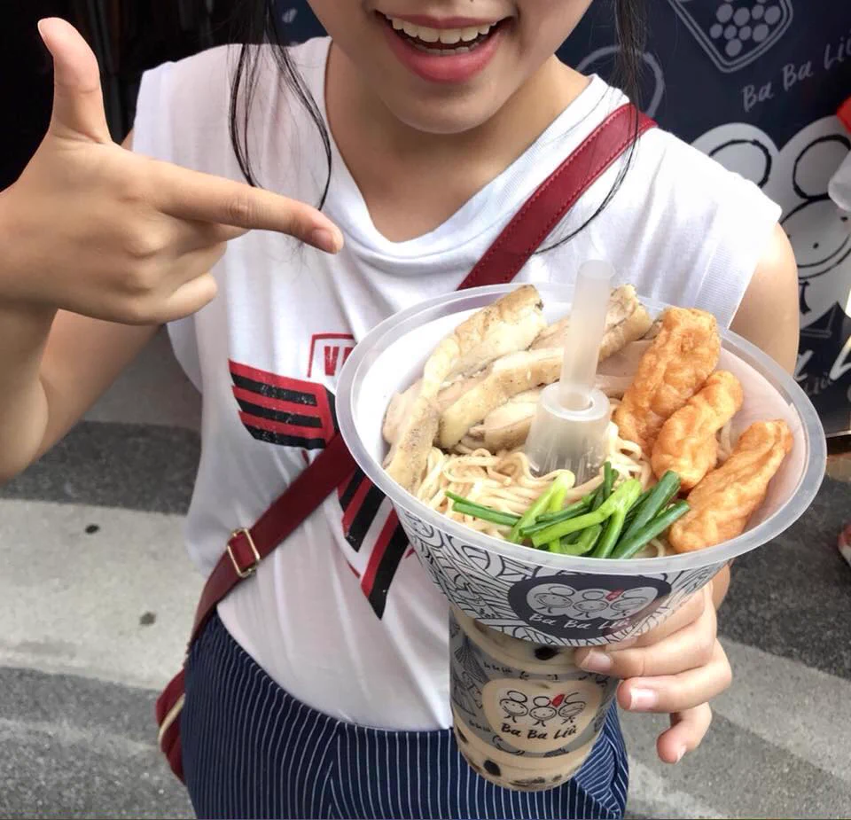 バンコクの屋台で新たなテイクアウトスタイルが誕生？丼とドリンク両方を片手で持てる！