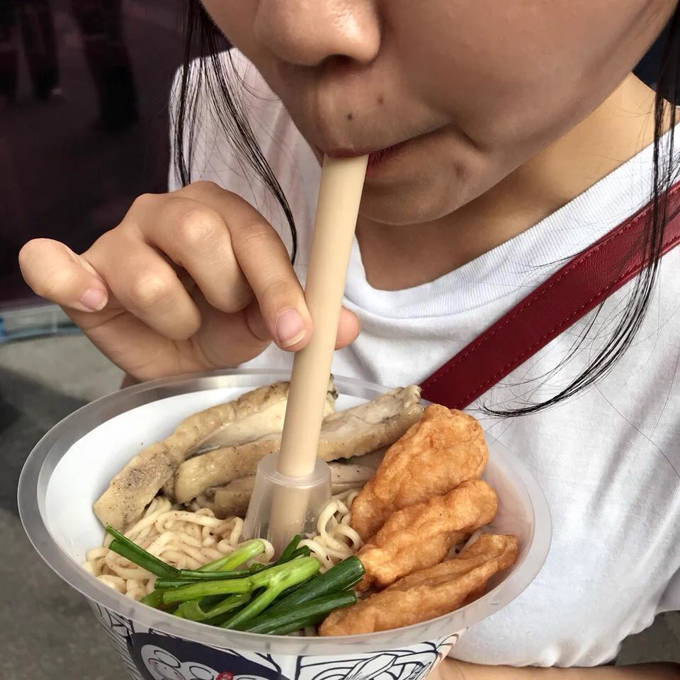 バンコクの屋台で新たなテイクアウトスタイルが誕生？丼とドリンク両方を片手で持てる！