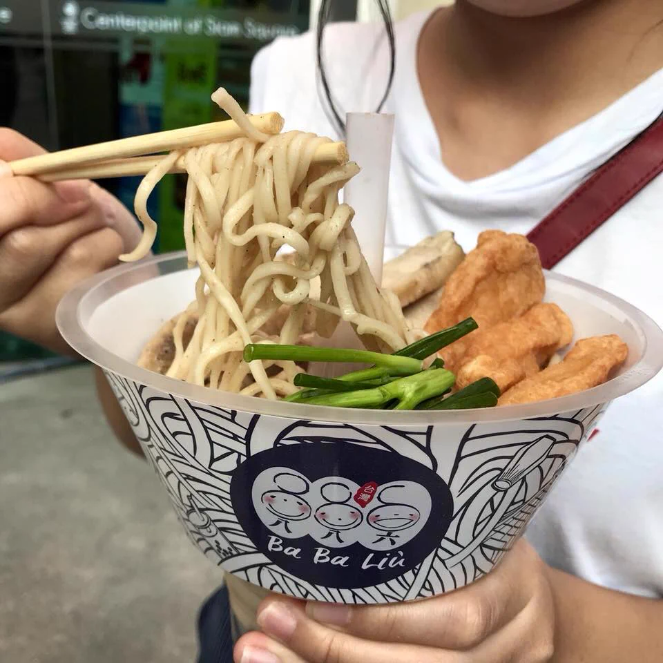バンコクの屋台で新たなテイクアウトスタイルが誕生？丼とドリンク両方を片手で持てる！
