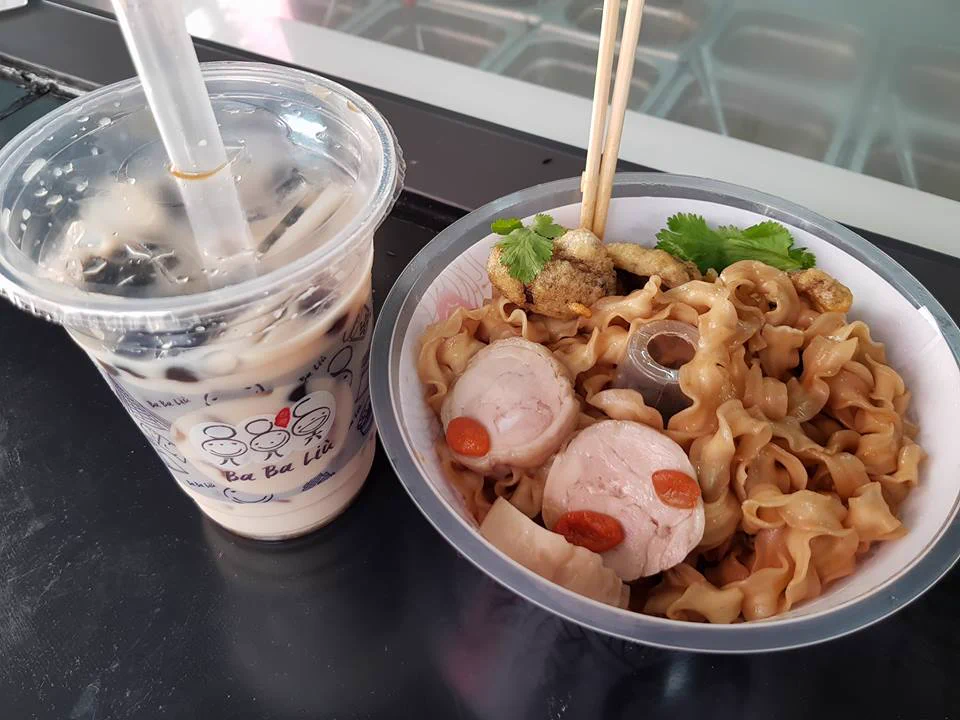 バンコクの屋台で新たなテイクアウトスタイルが誕生？丼とドリンク両方を片手で持てる！