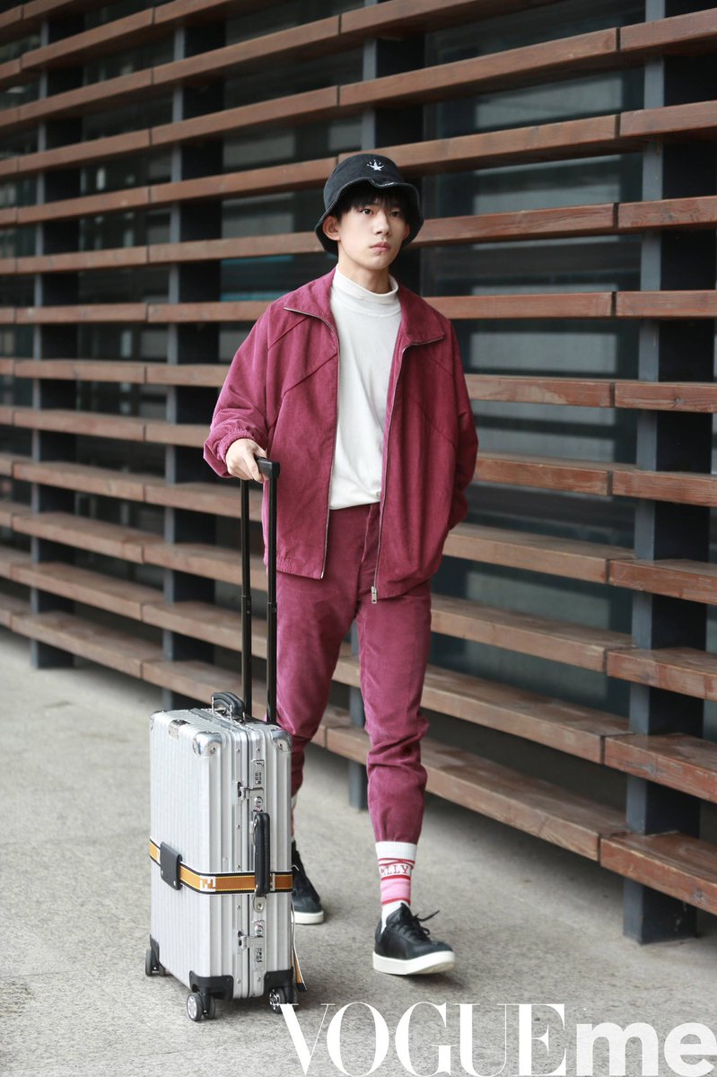 JacksonYee_YT's tweet photo. The street snaps of #JacksonYee while he was leaving for New York yesterday.He looked extremely well-behaved in casual sportswear with bucket hat.Looking forward to his trip to Grammy Awards!
#易烊千玺 昨日启程纽约，一身休闲套装配上渔夫帽，期待他的格莱美之行！
cr.VogueMe https://t.co/FWdst4OMNA