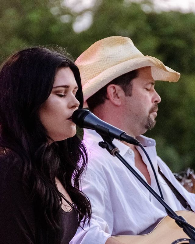 vestedimage's tweet photo. The family that sings together, stays together. https://t.co/iDhpRxo6cM https://t.co/DmkDeIhSXV