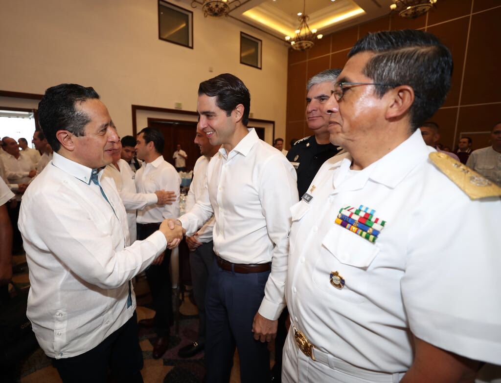 gonzalezj10's tweet photo. Esta mañana asistí a la toma de protesta del nuevo presidente de la Asociación de Hoteles de Cancún, Roberto Cintrón Gómez, donde tuve el gusto de saludar al Gobernador, Carlos Joaquín González. Mi reconocimiento al trabajo en conjunto del gobierno y del sector hotelero. https://t.co/gkhYgqnLk4
