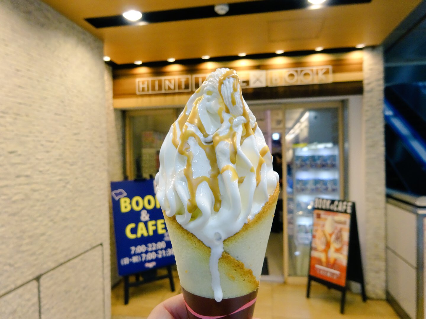 プロソフトクリーマー森川 東京駅丸の内南改札内にあるhint Index Bookエキュート東京店で 東京 駅限定伊豆大島の塩キャラメルクレミア 東京駅限定クレミアいくつかあるけど まずは塩キャラメル 結構濃い目の塩分が あま いクレミアとキャラメルの味