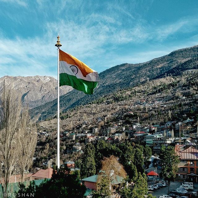 RO5H4N's tweet photo. Two things I love in a single frame. ⛰ and 🇮🇳 Happy Republic Day 🇮🇳 💕

Shot on Oneplus3. 
#exploroshan #shotononeplus #phoneographic  #instahimachal #himparadiseofficial #_kmhoe #hippieinhills #himgeo #_soi  #indianphotography #mypixeldiary #indi… https://t.co/8JiqV2dhmi https://t.co/52r9pkqQvg