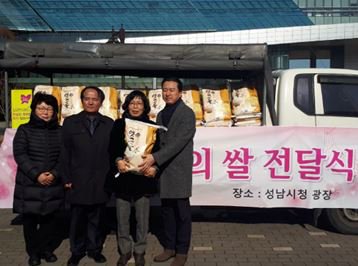 seo1405's tweet photo. #성남시#중원구보건소
중원구보건소는 성남시의사회에서 후원하는 사랑의 쌀을 취약계층 방문건강관리 대상자에게 전달하였습니다.  한파속에서도 따뜻한 마음을 나눕니다. https://t.co/eoSDzBap5y