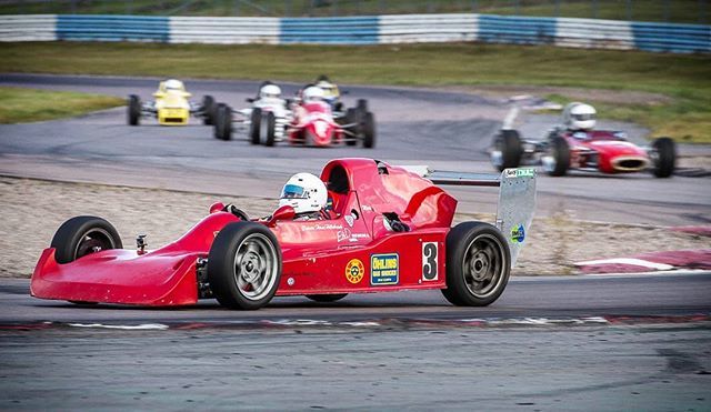 SvMotorFoto's tweet photo. Nostalgia Racing Days Mantorp Park 2017 #mantorppark #nostalgiracingdays #historicracing #oldtimers #openwheel #formelvee #racing #motorsport #racecars #vw #canon7d #canonphoto #canon #svenskmotorsportfoto#followforfollow #follow4followback #follow4follow https://t.co/djwq668DCH https://t.co/7AbvgyUXoe