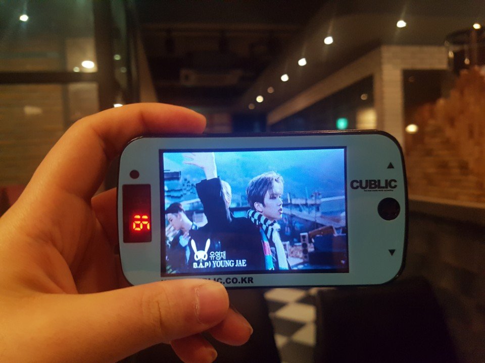 BOMBOMBAP's tweet photo. #6YearsWithBAP #BAP #비에이피 
이번 데뷔 6주년 응원 이벤트:까페 링잉 이미 하나씩 하나씩  서울 ��� 32개 커피숍에 나가기 시작했어요~😊
많이 구경하기 바래요~😉
까페 링잉 영상 원본👉https://t.co/jyG1qfJkI9 https://t.co/K14tqET79R