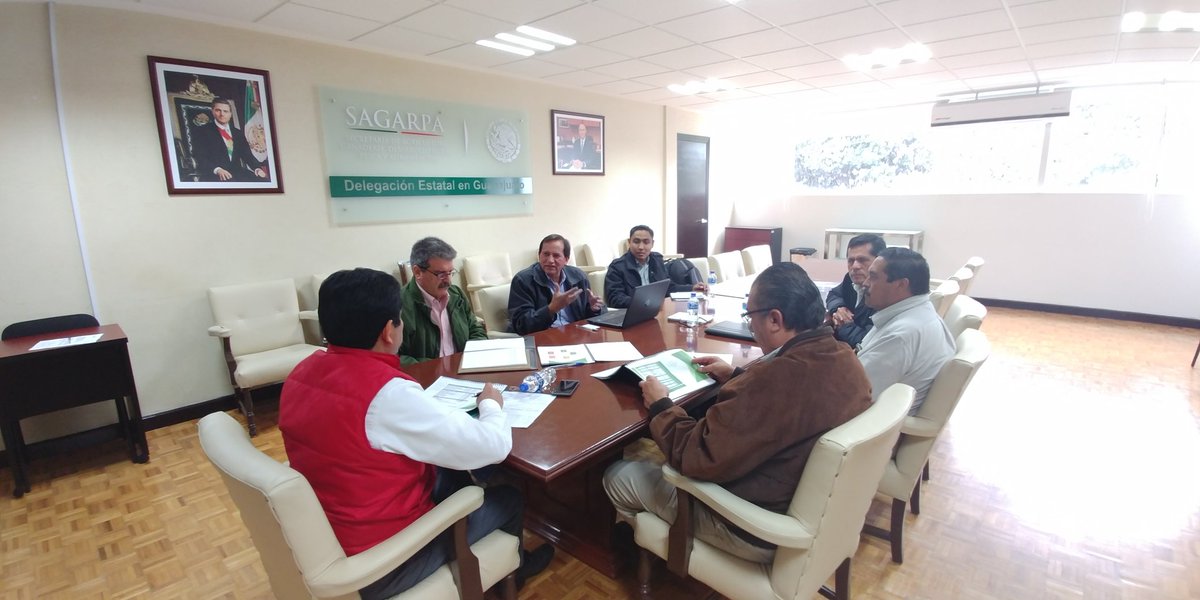 AgroMatch_Gto's tweet photo. En reunión con representates de Iniciariva Nacional de Productoras Rurales #INAPRO para revisar proyecto estratégico de producción de maíz refrende mensaje del Secretario @ppcalzada: construir acuerdos con base al diálogo https://t.co/BQpxSTDRZV