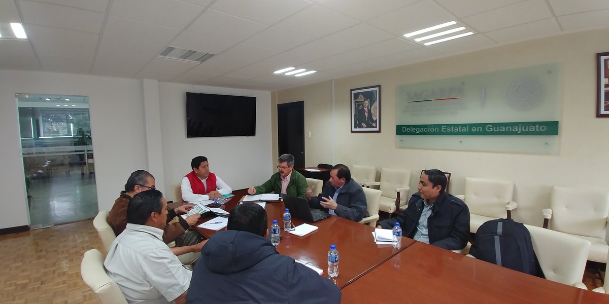 AgroMatch_Gto's tweet photo. En reunión con representates de Iniciariva Nacional de Productoras Rurales #INAPRO para revisar proyecto estratégico de producción de maíz refrende mensaje del Secretario @ppcalzada: construir acuerdos con base al diálogo https://t.co/BQpxSTDRZV