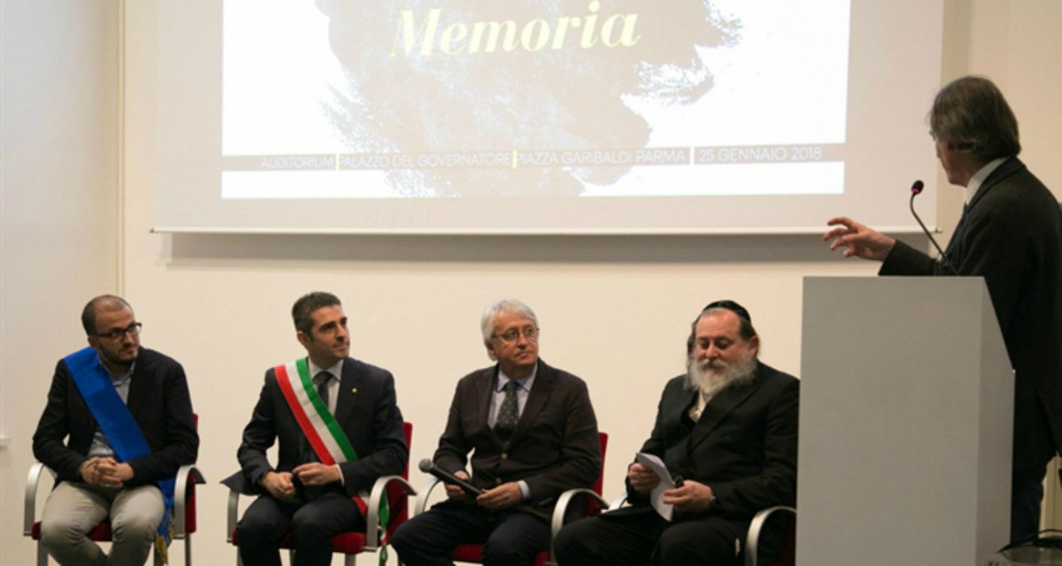 ComuneParma's tweet photo. Una sala gremita e raccolta ha seguito la seduta congiunta di Consiglio Comunale e Provinciale che si è svolta a Palazzo del Governatore. #Memoria. https://t.co/VCSuBEpO7V https://t.co/2drLmDePZv