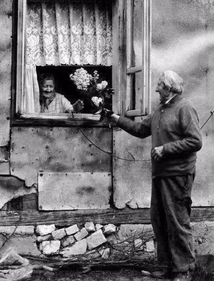 "الحب لا يعرف عُمر ابدًا هو روحٌ تظل جميله مهما كانت الاعمار"💜