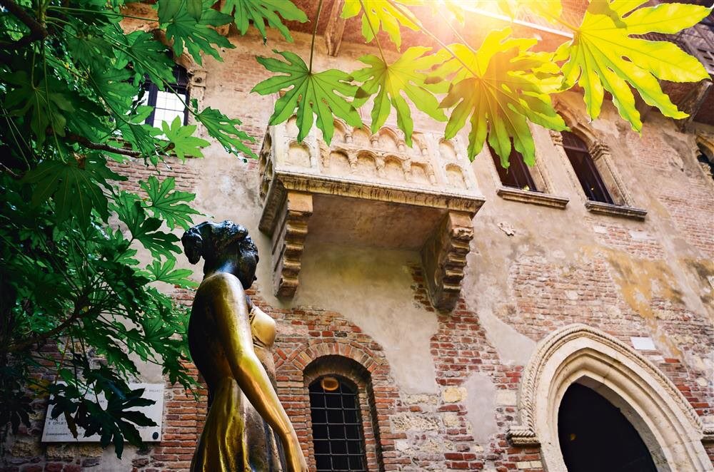 #RomeoYJulieta ...”enséñame a olvidarme de pensar” #Verona envuélveme en tus calles y desvélame el misterio de amar... goo.gl/zWcNyo <a href="/Italia/">Italia.it</a> #travel #love #MaicaRivera 🌹📝