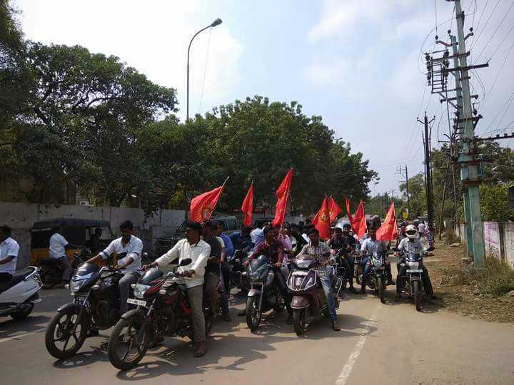 NaamTamilarOrg's tweet photo. பேருந்துக் கட்டண உயர்வைத் திரும்பப்பெற வலியுறுத்தி நாம் தமிழர் கட்சி - திருச்சி மாவட்டம் சார்பில் நேற்று 25-01-2018 கண்டனப் பேரணி நடைபெற்றது.

#NtkBusFareHikeProtest #Seeman #NaamThamizharKatchi #Trichy https://t.co/zdY2VLaFGa