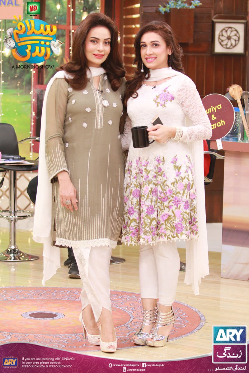 aryzindagipk's tweet photo. Aren't they all looking fabulous today?? 😉
Our very own judges #ChefWarda, #ChefGulzar & #ChefFarah & gorgeous celebrity guest #SadiaImam
@faysalquraishi #SalamZindagi #ARYZindagi #ZaiqaydarRishtay #CookingComeptition2018 #Day4 https://t.co/W9mdILIdJF