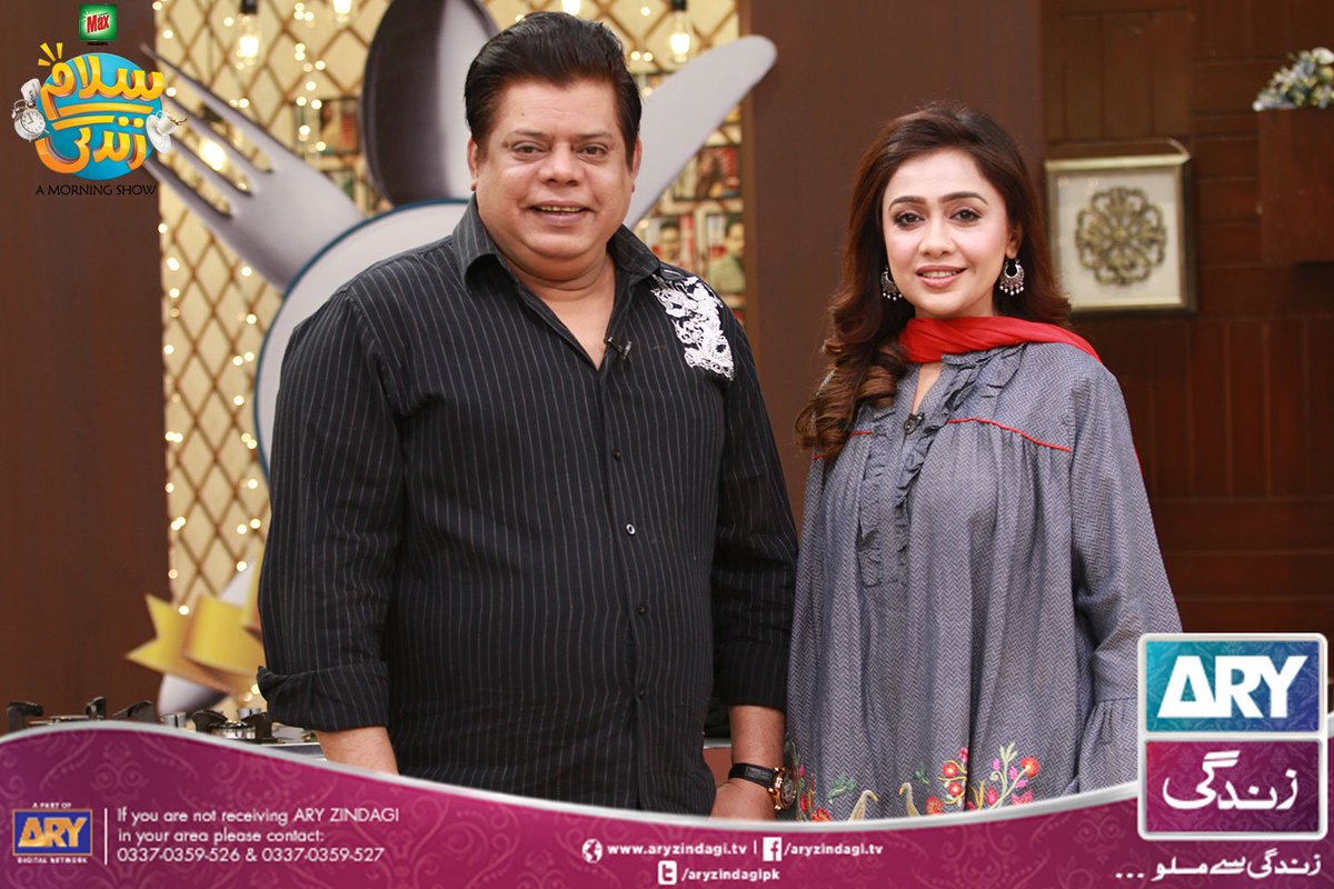 aryzindagipk's tweet photo. Aren't they all looking fabulous today?? 😉
Our very own judges #ChefWarda, #ChefGulzar & #ChefFarah & gorgeous celebrity guest #SadiaImam
@faysalquraishi #SalamZindagi #ARYZindagi #ZaiqaydarRishtay #CookingComeptition2018 #Day4 https://t.co/W9mdILIdJF