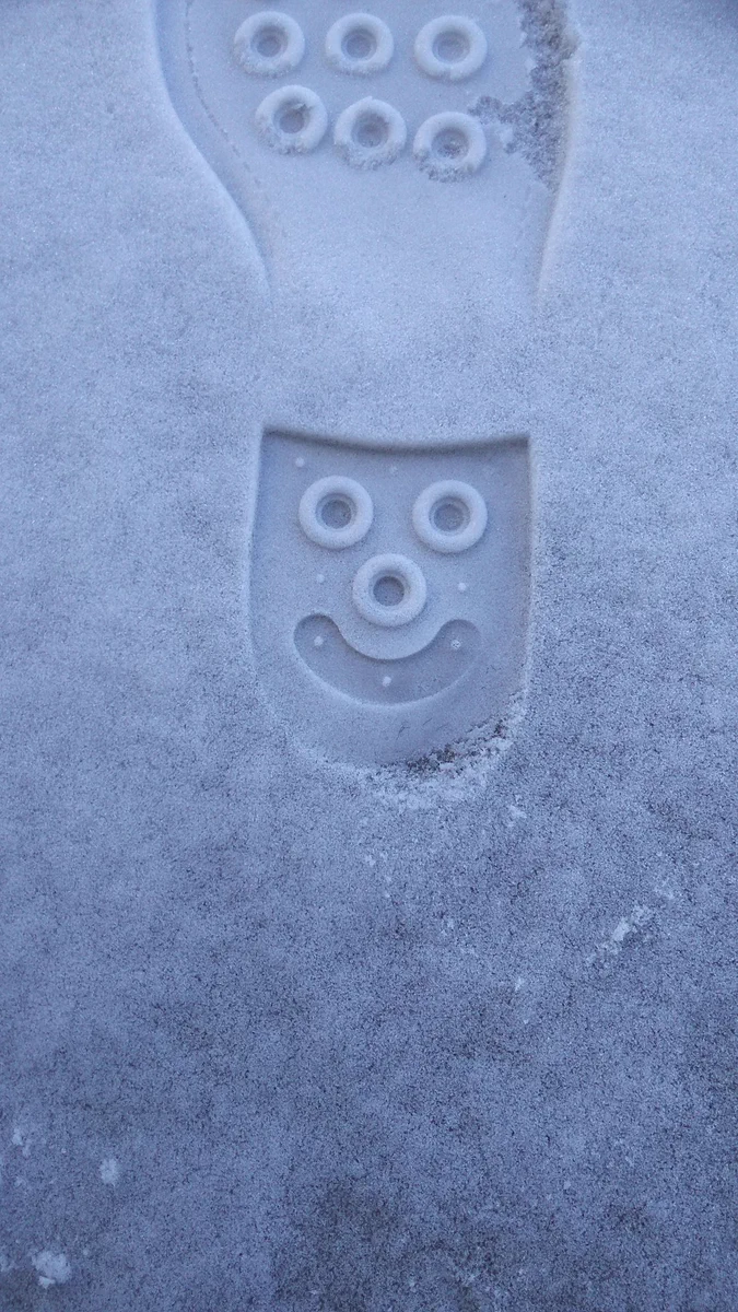 白き雪にスライムが笑う？雪で靴底のニコニコ足跡が白日のもとにさらされるｗ