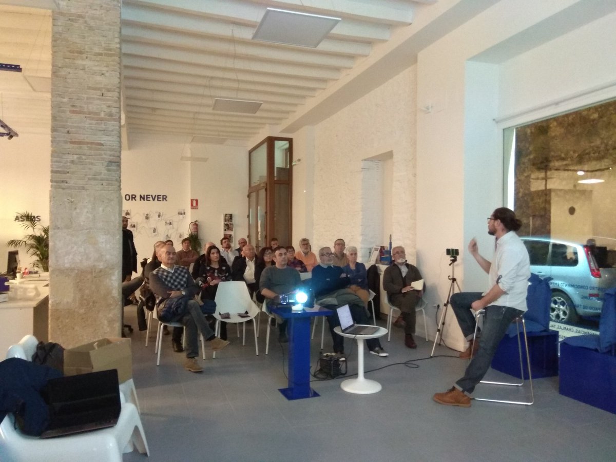 Morojf's tweet photo. Dos presentaciones de lujo ayer en @knowheredenia la #reinvención de la #almendra por @aytoalcalali y cómo sacar partido a tus fotos con #theheregallery #Dénia #eventosMAE @deniacom @ayto_denia https://t.co/VAQpSfLa3J