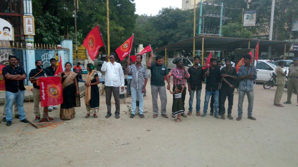 NaamTamilarOrg's tweet photo. பேருந்துக் கட்டண உயர்வைத் திரும்பப்பெற வலியுறுத்தி நாம் தமிழர் கட்சி - #கோவில்பட்டி தொகுதி சார்பில் நேற்று 25-01-2018 பழைய பேருந்து நிலையம் அருகில் கண்டன ஆர்ப்பாட்டம் நடைபெற்றது.

#NtkBusFareHikeProtest #Seeman #NaamThamizharKatchi #Kovilpatti https://t.co/WX1SPKh9T5