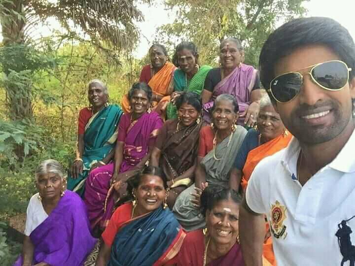 _MediaExpress's tweet photo. Selfie with Beauty Queens by Mr. #Soori @sooriofficial
#MediaExpress https://t.co/23b9eqzEks