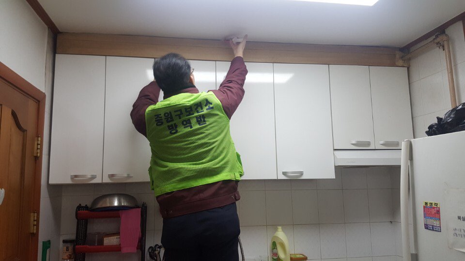 seo1405's tweet photo. #성남시#중원구보건소 추운 날씨임에도 바퀴벌레 퇴치를 위해 경로당을 방문해서 구석구석 방제 작업을 실시하였습니다. 앞으로도 해충 퇴치에 최선을 다하겠습니다! https://t.co/DabSCtldyN