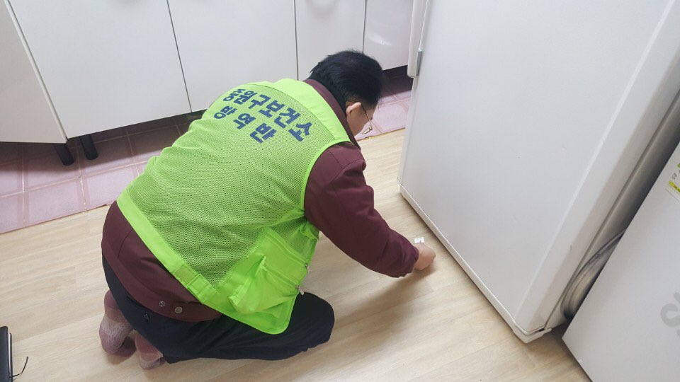 #성남시#중원구보건소 추운 날씨임에도 바퀴벌레 퇴치를 위해 경로당을 방문해서 구석구석 방제 작업을 실시하였습니다. 앞으로도 해충 퇴치에 최선을 다하겠습니다!